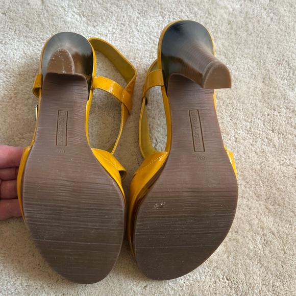 Mustard patent leather ankle strap pumps with ombré wooden heel - Picture 6 of 11